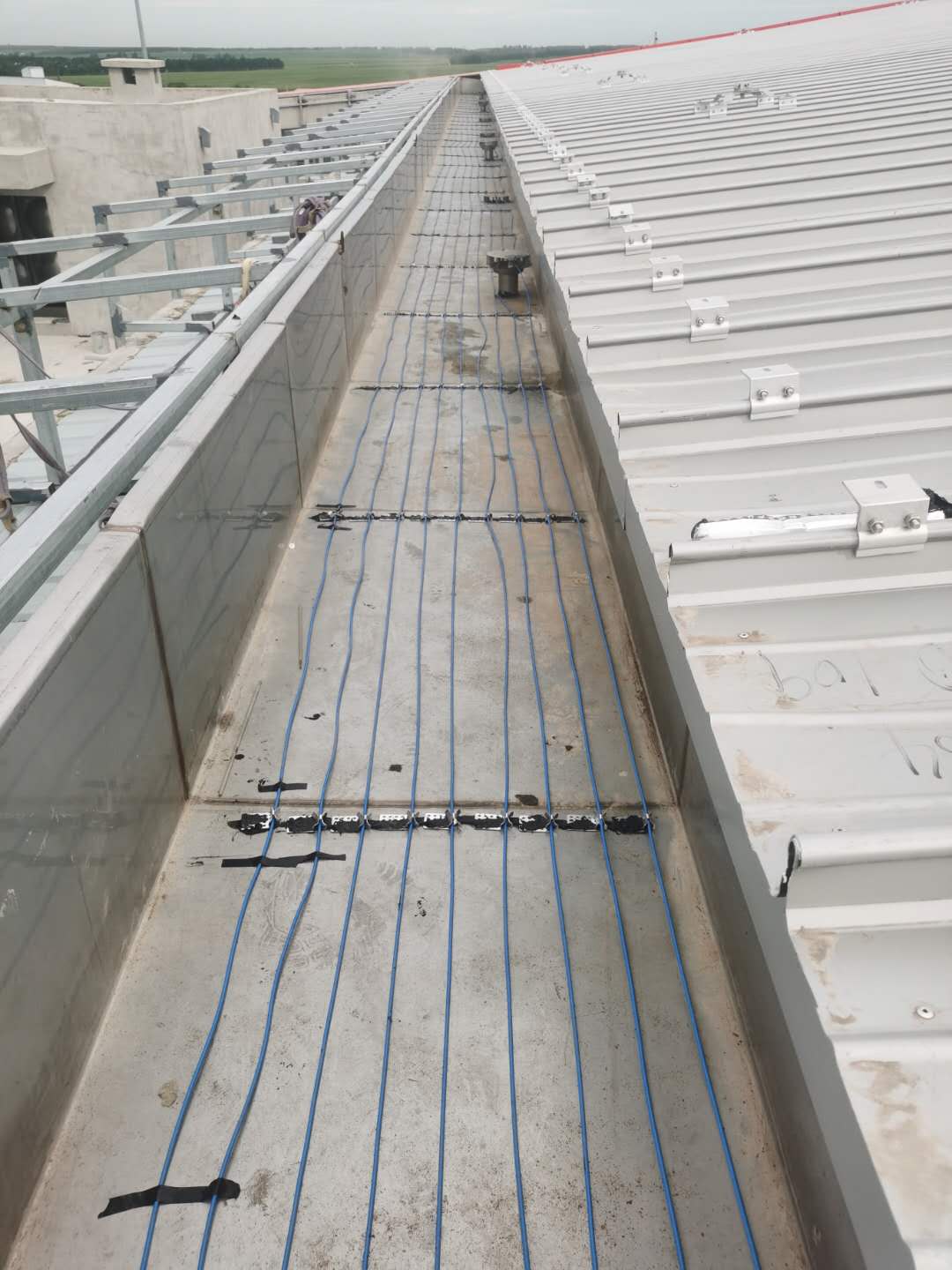 屋頂融雪電伴熱系統適用于居民住宅、機場、火車站、體育館 